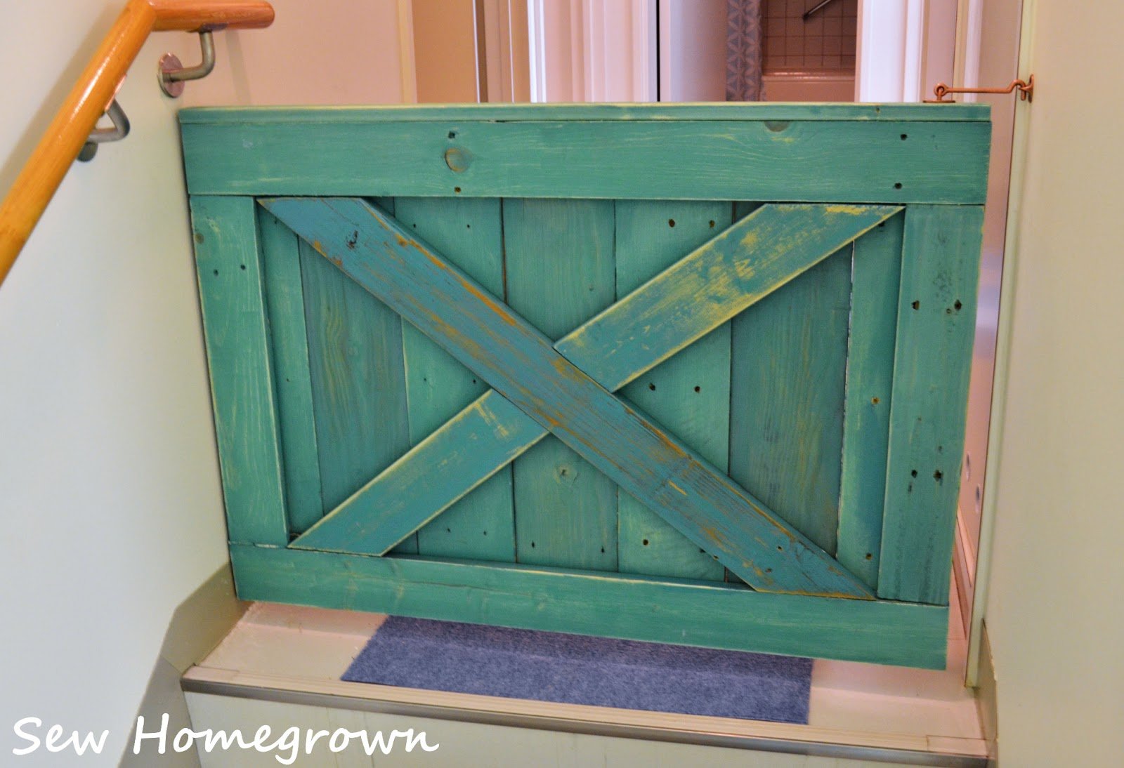 Pallet baby clearance gate